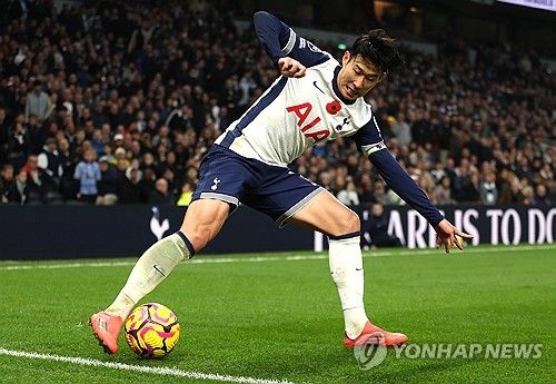 영국 매체 더 하드 태클은 8일(한국시간)"맨체스터 유나이티드는 2025년 여름 이적시장에서 토트넘의 스타 플레이어 손흥민을 영입하기 위한 깜짝 행보를 고려하고 있다고 보도했다. 매체에 따르면 계약 만료가 임박한 손흥민이 미래가 불확실함에 따라 맨유가 영입에 관심을 보이고 있다. 맨유는 손흥민의 다재다능함과 리더십을 높이 평가해 손흥민 영입을 고려 중이다. 연합뉴스