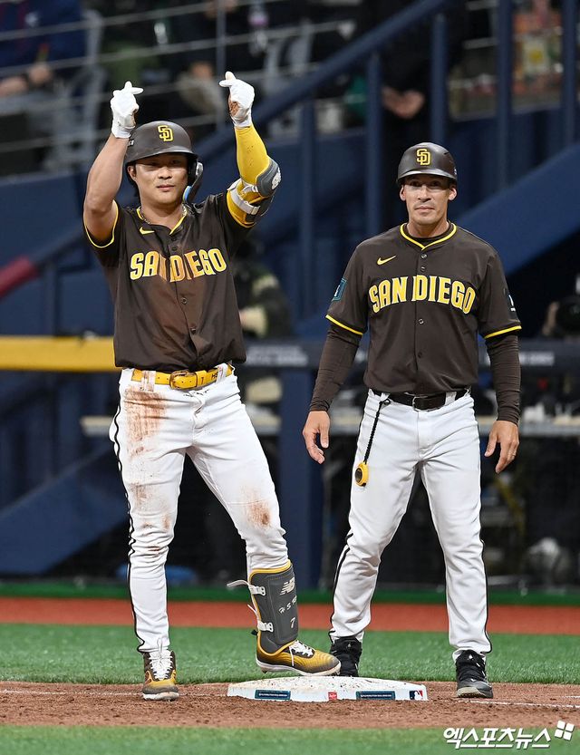 17일 오후 서울 구로구 고척스카이돔에서 열린 '메이저리그 월드투어 서울시리즈 2024' 스페셜 매치 샌디에이고 파드리스와 팀 코리아의 경기, 샌디에이고가 1:0의 스코어로 승리했다. 3회말 2사 1루 샌디에이고 김하성이 좌전 안타를 치고 1루에서 세리머니를 하고 있다. 엑스포츠뉴스 DB