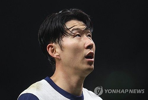 영국 매체 투 더 레인 앤 백은 9일(한국시간) 튀르키예 명문 클럽 갈라타사라이가 토트넘 홋스퍼 주장 손흥민 영입을 원하고 있다고 보도했다. 매체에 따르면 손흥민과 토트넘의 계약은 2025년 6월에 만료되는데 갈라타사라이는 계약 상황에 변동이 없으면 다가오는 1월 겨울 이적시장 때 손흥민 영입을 추진할 계획이다. 연합뉴스