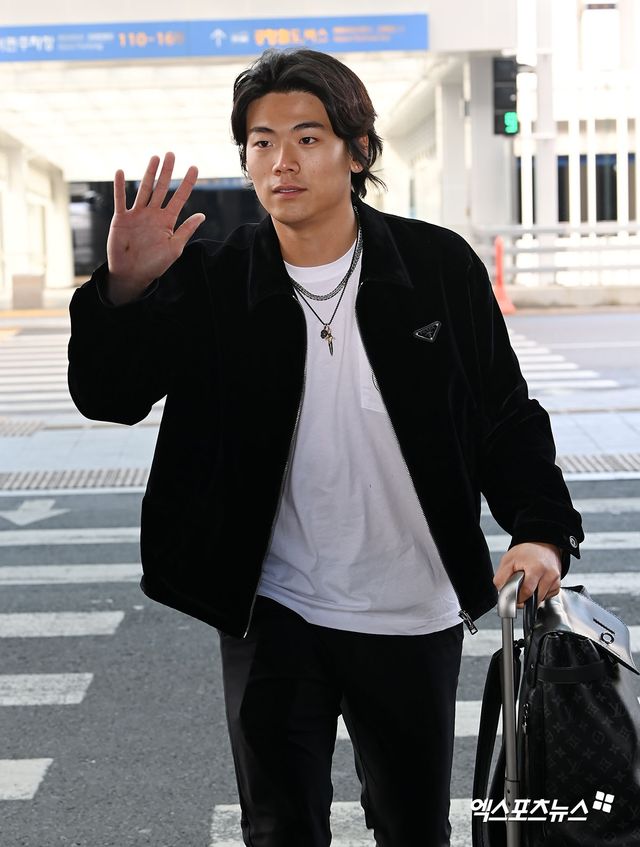 피츠버그 배지환이 2024시즌 준비를 위해 11일 오후 인천국제공항을 통해 미국 로스앤젤레스로 출국했다. 출국장으로 향하는 피츠버그 배지환. 엑스포츠뉴스 DB