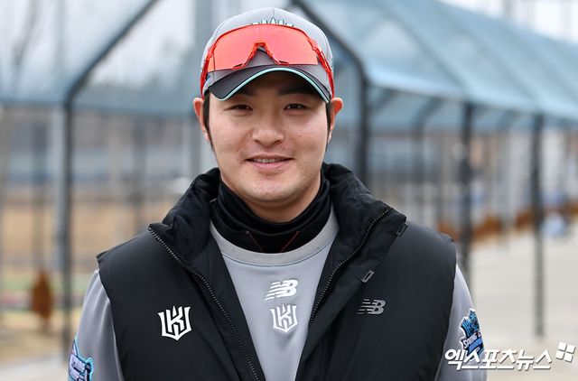 KT 위즈 내야수 박병호가 1일 오후 부산 기장 현대차 드림 볼파크에서 진행된 취재진과의 인터뷰에 앞서 미소 짓고 있다. 기장, 김한준 기자
