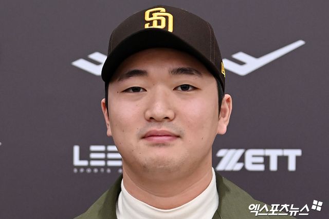 미국프로야구 메이저리그 샌디에이고 파드리스에 입단한 파이어볼러 고우석이 6일 오전 인천국제공항을 통해 귀국했다. 고우석은 4일 샌디에이고와 2년 총액 450만 달러 계약에 합의했다. 2024년과 2025년 연봉은 각각 175만 달러, 225만 달러로 상호 옵션 실행 시 고우석은 2026년 연봉 300만 달러를 받는다. 옵션이 실행되지 않을 경우 고우석은 바이아웃 금액 50만 달러를 수령한다. 2024-2026년 인센티브 금액까지 포함하면 최대 940만 달러를 받을 수 있다. 엑스포츠뉴스 DB