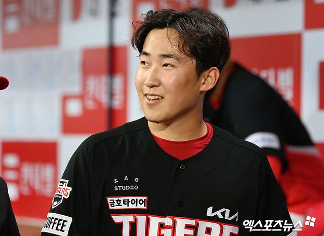 15일 오후 서울 구로구 고척스카이돔에서 열린 2023 신한은행 SOL KBO리그 KIA 타이거즈와 키움 히어로즈의 경기, 프로 데뷔전을 마친 KIA 윤영철이 락커룸으로 향하고 있다. 엑스포츠뉴스 DB