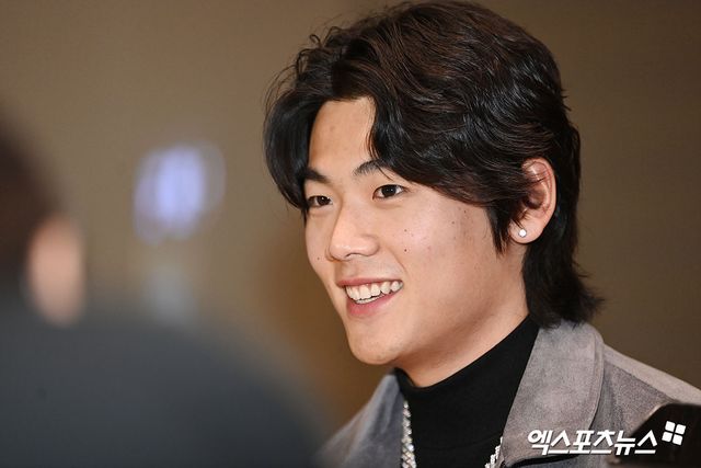 국내 일정을 마친 피츠버그 파이리츠 배지환이 10일 오전 인천국제공항을 통해 미국으로 출국했다. 출국 전 인터뷰하는 피츠버그 배지환. 엑스포츠뉴스 DB