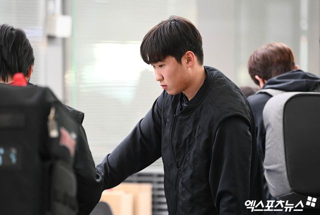 KIA 타이거즈가 2024 스프링캠프를 위해 30일 오전 인천국제공항을 통해 호주 캔버라로 출국했다. KIA 윤영철이 출국 수속을 밟고 있다. 엑스포츠뉴스 DB