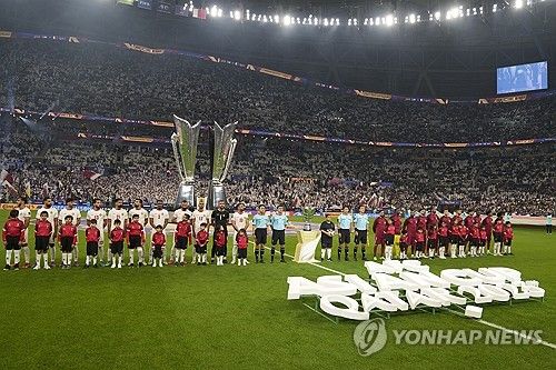 카타르가 11일 카타르 루사일 루사일 스타디움에서 열린 요르단과의 2023 아시아축구연맹 아시안컵 결승전에서 3 대 1로 승리해 우승을 차지했다. 지난 2019 아랍에미리트 아시안컵에서도 우승을 차지했던 카타르는 대회 2연패에 성공했다. 카타르와 요르단 선수들이 경기 전 행사를 위해 나란히 서있다. AP연합뉴스