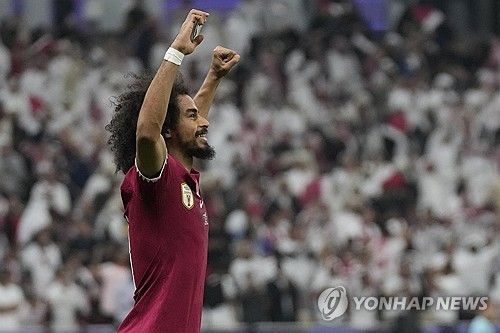 카타르가 11일 카타르 루사일 루사일 스타디움에서 열린 요르단과의 2023 아시아축구연맹 아시안컵 결승전에서 3 대 1로 승리해 우승을 차지했다. 지난 2019 아랍에미리트 아시안컵에서도 우승을 차지했던 카타르는 대회 2연패에 성공했다. 카타르 공격수 아크람 아피프가 전반 22분 페널티킥을 성공시킨 후 세리머니를 하고 있다. AP연합뉴스