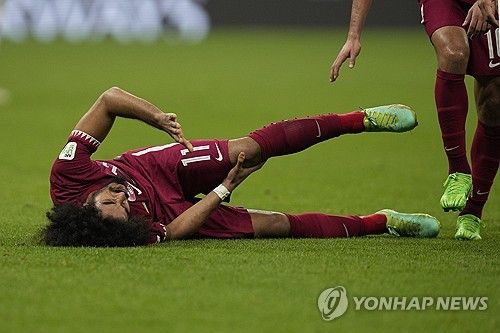 카타르가 11일 카타르 루사일 루사일 스타디움에서 열린 요르단과의 2023 아시아축구연맹 아시안컵 결승전에서 3 대 1로 승리해 우승을 차지했다. 지난 2019 아랍에미리트 아시안컵에서도 우승을 차지했던 카타르는 대회 2연패에 성공했다. 카타르 공격수 아크람 아피프가 무릎이 뒤틀려 고통을 호소하고 있다. AP연합뉴스