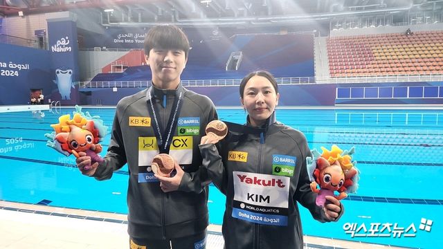 김수지(왼쪽)와 이재경이 10일 카타르 도하 하마드 아쿠아틱 센터에서 열린 2024 도하 세계수영선수권 다이빙 혼성 3m 싱크로 시상식이 끝난 뒤 포즈를 취하고 있다. 한국 다이빙이 세계선수권 싱크로 종목에서 메달을 따내기는 이번이 처음이다. 도하 권동환 기자