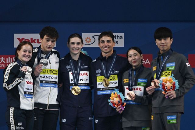 김수지(오른쪽에서 두번째)와 이재경(오른쪽에서 첫번째)이 10일 카타르 도하 하마드 아쿠아틱 센터에서 열린 2024 도하 세계수영선수권 다이빙 혼성 3m 싱크로 결승에서 3위를 차지한 뒤 시상식에서 다른 수상자들과 기념촬영하고 있다. 한국 다이빙이 세계선수권 싱크로 종목에서 메달을 따내기는 이번이 처음이다. 연합뉴스