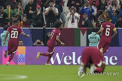카타르가 11일 카타르 루사일 루사일 스타디움에서 열린 요르단과의 2023 아시아축구연맹 아시안컵 결승전에서 3 대 1로 승리해 우승을 차지했다. 지난 2019 아랍에미리트 아시안컵에서도 우승을 차지했던 카타르는 대회 2연패에 성공했다. 카타르 공격수 아크람 아피프가 후반 28분 페널티킥을 성공 시킨 후 동료들과 함께 환호하고 있다. AP연합뉴스