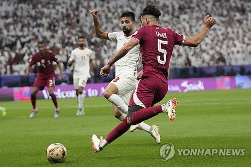 카타르가 11일 카타르 루사일 루사일 스타디움에서 열린 요르단과의 2023 아시아축구연맹 아시안컵 결승전에서 3 대 1로 승리해 우승을 차지했다. 지난 2019 아랍에미리트 아시안컵에서도 우승을 차지했던 카타르는 대회 2연패에 성공했다. 카타르 센터백 타렉 살만이 크로스를 시도하고 있다. AP연합뉴스