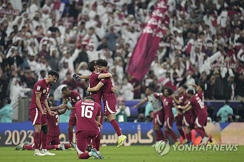 카타르가 11일 카타르 루사일 루사일 스타디움에서 열린 요르단과의 2023 아시아축구연맹 아시안컵 결승전에서 3 대 1로 승리해 우승을 차지했다. 지난 2019 아랍에미리트 아시안컵에서도 우승을 차지했던 카타르는 대회 2연패에 성공했다. 우승이 확정되자 카타르 선수들이 그라운드에서 환호하고 있다. AP연합뉴스