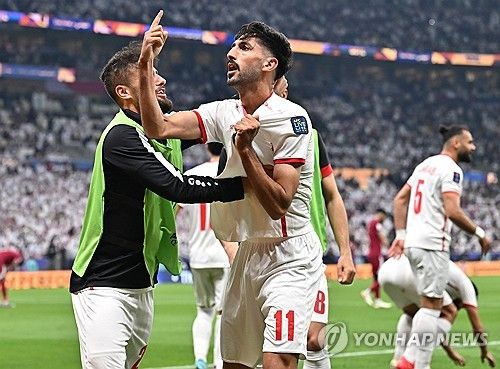 카타르가 11일 카타르 루사일 루사일 스타디움에서 열린 요르단과의 2023 아시아축구연맹 아시안컵 결승전에서 3 대 1로 승리해 우승을 차지했다. 지난 2019 아랍에미리트 아시안컵에서도 우승을 차지했던 카타르는 대회 2연패에 성공했다. 요르단 공격수 야잔 알나이마트가 후반 12분 동점골을 터트린 후 동료들과 함께 환호하고 있다. EPA연합뉴스