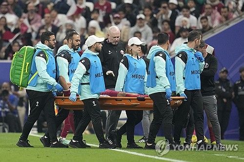 카타르가 11일 카타르 루사일 루사일 스타디움에서 열린 요르단과의 2023 아시아축구연맹 아시안컵 결승전에서 3 대 1로 승리해 우승을 차지했다. 지난 2019 아랍에미리트 아시안컵에서도 우승을 차지했던 카타르는 대회 2연패에 성공했다. 카타르 공격수 아크람 아피프가 들것에 실려 그라운드 밖으로 빠져나가고 있다. AP연합뉴스