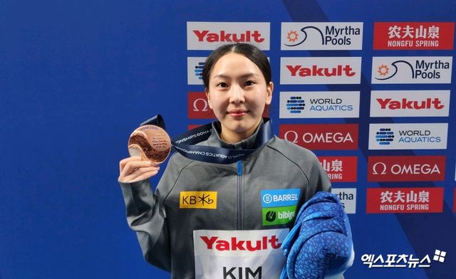 김수지가 10일 카타르 도하 하마드 아쿠아틱 센터에서 열린 2024 세계수영선수권대회 다이빙 여자 3m 스프링보드 결승에서 3위를 차지해 동메달을 목에 건 뒤 미소 짓고 있다. 지난 2019년 광주 세계선수권에서 1m 스프링보드 동메달을 따냈던 김수지는 5년 만에 세계선수권 메달을 추가하며 박태환과 황선우에 이어 한국 수영사 3번째 세계선수권 멀티메달리스트가 됐다. 도하 권동환 기자