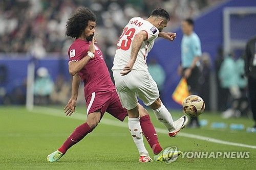 카타르가 11일 카타르 루사일 루사일 스타디움에서 열린 요르단과의 2023 아시아축구연맹 아시안컵 결승전에서 3 대 1로 승리해 우승을 차지했다. 지난 2019 아랍에미리트 아시안컵에서도 우승을 차지했던 카타르는 대회 2연패에 성공했다. 요르단 공격수 무사 알타마리가 카타르 미드필더 아메드 파티와 경합을 펼치고 있다. AP연합뉴스