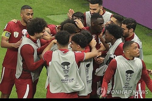 카타르가 11일 카타르 루사일 루사일 스타디움에서 열린 요르단과의 2023 아시아축구연맹 아시안컵 결승전에서 3 대 1로 승리해 우승을 차지했다. 지난 2019 아랍에미리트 아시안컵에서도 우승을 차지했던 카타르는 대회 2연패에 성공했다. 카타르 공격수 아크람 아피프가 후반 추가시간 페널티킥을 성공시킨 뒤 동료들의 축하를 받고 있다. AP연합뉴스