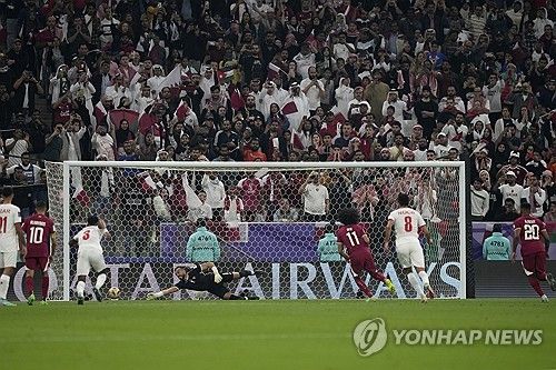 카타르가 11일 카타르 루사일 루사일 스타디움에서 열린 요르단과의 2023 아시아축구연맹 아시안컵 결승전에서 3 대 1로 승리해 우승을 차지했다. 지난 2019 아랍에미리트 아시안컵에서도 우승을 차지했던 카타르는 대회 2연패에 성공했다. 카타르 공격수 아크람 아피프가 전반 22분 페널티킥을 성공시키고 있다. AP연합뉴스