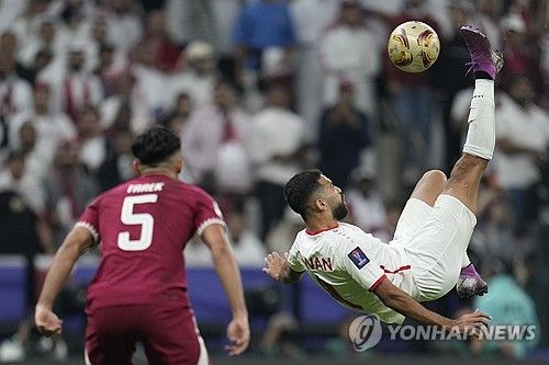 카타르가 11일 카타르 루사일 루사일 스타디움에서 열린 요르단과의 2023 아시아축구연맹 아시안컵 결승전에서 3 대 1로 승리해 우승을 차지했다. 지난 2019 아랍에미리트 아시안컵에서도 우승을 차지했던 카타르는 대회 2연패에 성공했다. 요르단 공격수 알리 이야드 올완이 바이시클 킥을 시도하고 있다. AP연합뉴스