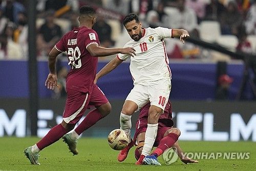 카타르가 11일 카타르 루사일 루사일 스타디움에서 열린 요르단과의 2023 아시아축구연맹 아시안컵 결승전에서 3 대 1로 승리해 우승을 차지했다. 지난 2019 아랍에미리트 아시안컵에서도 우승을 차지했던 카타르는 대회 2연패에 성공했다. 요르단 공격수 무사 알타마리가 드리블 돌파를 시도하고 있다. AP연합뉴스