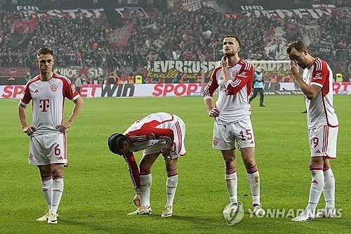 뮌헨은 11일 독일 레버쿠젠에 위치한 바이아레나에서 열린 바이엘 04 레버쿠젠과의 2023-24시즌 분데스리가 21라운드 원정 경기에서 0-3으로 완패했다. 뮌헨은 16승2무3패, 승점 50으로 2위, 레버쿠젠은 17승4무, 승점 55로 선두 자리를 지켰다. 우승을 위해 토트넘 홋스퍼를 떠났던 해리 케인은 뮌헨에서도 무관에 그칠 위기에 놓였다. 연합뉴스