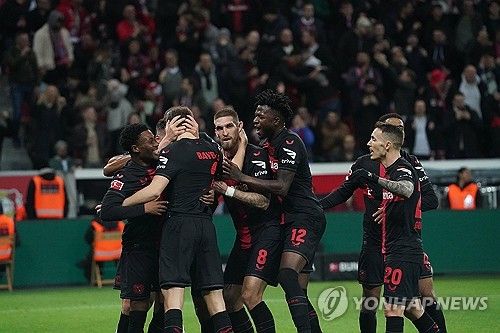 뮌헨은 11일 독일 레버쿠젠에 위치한 바이아레나에서 열린 바이엘 04 레버쿠젠과의 2023-24시즌 분데스리가 21라운드 원정 경기에서 0-3으로 완패했다. 뮌헨은 16승2무3패, 승점 50으로 2위, 레버쿠젠은 17승4무, 승점 55로 선두 자리를 지켰다. 우승을 위해 토트넘 홋스퍼를 떠났던 해리 케인은 뮌헨에서도 무관에 그칠 위기에 놓였다. 연합뉴스