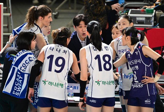 여자프로배구 한국도로공사 선수단의 작전타임 모습. KOVO 제공