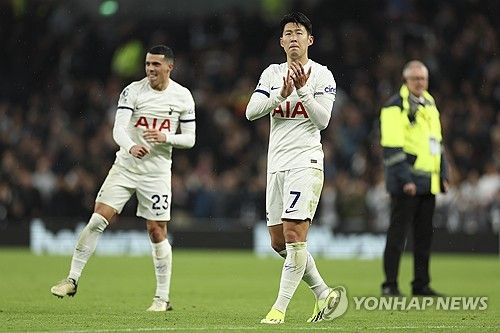 손흥민이 아시아축구연맹(AFC) 2023 아시안컵을 마치고 소속팀 잉글랜드 토트넘에 복귀하자마자 경기에 출전해 도움을 작성했다. 손흥민은 11일 영국 런던 토트넘에서 열린 프리미어리그 시즌 24라운드 홈 경기에서 후반 추가시간 이브 비수마의 역전 결승포를 도와 토트넘 2-1 뒤집기 승리에 공헌했다. 연합뉴스