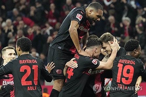 뮌헨은 11일 독일 레버쿠젠에 위치한 바이아레나에서 열린 바이엘 04 레버쿠젠과의 2023-24시즌 분데스리가 21라운드 원정 경기에서 0-3으로 완패했다. 뮌헨은 16승2무3패, 승점 50으로 2위, 레버쿠젠은 17승4무, 승점 55로 선두 자리를 지켰다. 우승을 위해 토트넘 홋스퍼를 떠났던 해리 케인은 뮌헨에서도 무관에 그칠 위기에 놓였다. 연합뉴스