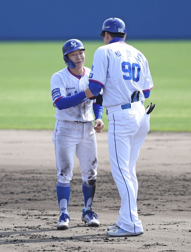 삼성 라이온즈 내야수 김지찬이 11일 주니치 드래건스와의 연습경기에서 안타를 친 뒤 박찬도 코치와 이야기를 나누고 있다. 삼성은 이날 4-10으로 패했지만 김지찬은 맹활약 했다. 김지찬은 1회말 선두타자로 나서 우전 안타, 3회말 선두타자로 출격해 우중간 2루타, 4회말 1사 1, 2루서 볼넷을 기록했다. 삼성 라이온즈 제공
