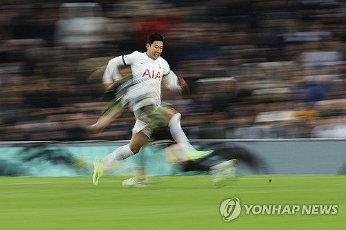 손흥민이 아시아축구연맹(AFC) 2023 아시안컵을 마치고 소속팀 잉글랜드 토트넘에 복귀하자마자 경기에 출전해 도움을 작성했다. 손흥민은 11일 영국 런던 토트넘에서 열린 프리미어리그 시즌 24라운드 홈 경기에서 후반 추가시간 이브 비수마의 역전 결승포를 도와 토트넘 2-1 뒤집기 승리에 공헌했다. 연합뉴스