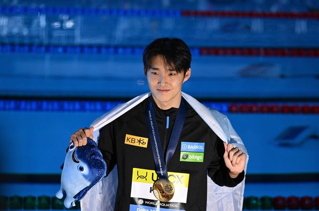김우민이 12일 카타르 도하 어스파이어돔에서 열린 2024 세계수영선수권대회 남자 자유형 400m 결승에서 1위로 들어와 금메달을 차지한 뒤 시상식 직후 태극기 세리머니를 하고 있다. 김우민은 2011년 박태환 이후 13년 만에 한국 수영 세계선수권 금메달리스트가 됐다. 도하 연합뉴스
