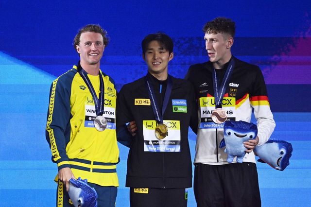 김우민이 12일 카타르 도하 어스파이어돔에서 열린 2024 세계수영선수권대회 남자 자유형 400m 결승에서 1위로 들어와 금메달을 차지한 뒤 시상식에서 준우승자 엘라이자 위닝턴, 3위 루카스 마르텐스와 포즈를 취하고 있다. 김우민은 2011년 박태환 이후 13년 만에 한국 수영 세계선수권 금메달리스트가 됐다. 도하 연합뉴스