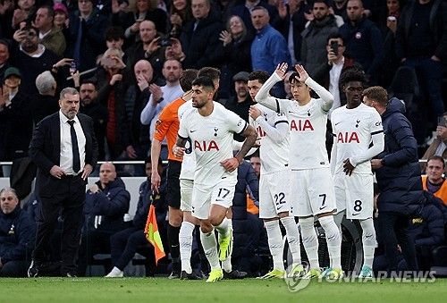 손흥민이 아시아축구연맹(AFC) 2023 아시안컵을 마치고 소속팀 잉글랜드 토트넘에 복귀하자마자 경기에 출전해 도움을 작성했다. 손흥민은 11일 영국 런던 토트넘에서 열린 프리미어리그 시즌 24라운드 홈 경기에서 후반 추가시간 이브 비수마의 역전 결승포를 도와 토트넘 2-1 뒤집기 승리에 공헌했다. 연합뉴스