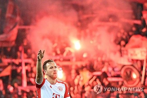 뮌헨은 11일 독일 레버쿠젠에 위치한 바이아레나에서 열린 바이엘 04 레버쿠젠과의 2023-24시즌 분데스리가 21라운드 원정 경기에서 0-3으로 완패했다. 뮌헨은 16승2무3패, 승점 50으로 2위, 레버쿠젠은 17승4무, 승점 55로 선두 자리를 지켰다. 우승을 위해 토트넘 홋스퍼를 떠났던 해리 케인은 뮌헨에서도 무관에 그칠 위기에 놓였다. 연합뉴스