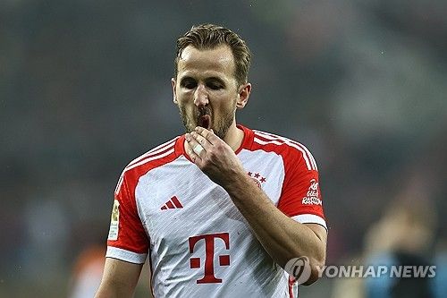 뮌헨은 11일 독일 레버쿠젠에 위치한 바이아레나에서 열린 바이엘 04 레버쿠젠과의 2023-24시즌 분데스리가 21라운드 원정 경기에서 0-3으로 완패했다. 뮌헨은 16승2무3패, 승점 50으로 2위, 레버쿠젠은 17승4무, 승점 55로 선두 자리를 지켰다. 우승을 위해 토트넘 홋스퍼를 떠났던 해리 케인은 뮌헨에서도 무관에 그칠 위기에 놓였다. 연합뉴스