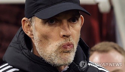 조세 무리뉴 감독이 바이에른 뮌헨 사령탑 자리에 관심을 표하며 독일어를 배우기 시작했다. 토마스 투헬 감독은 지난 11일 바이엘 레버쿠젠과의 리그 경기에서 0-3으로 완패해 입지가 불안해졌다. 만약 무리뉴 감독이 뮌헨에 온다면 과거 토트넘 홋스퍼 재임 시절부터 원했던 김민재를 지도할 수 있게 된다. 연합뉴스