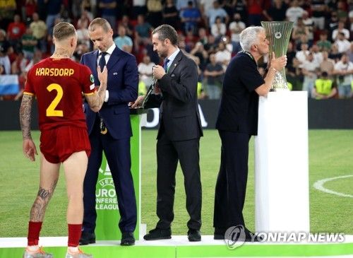 조세 무리뉴 감독이 바이에른 뮌헨 사령탑 자리에 관심을 표하며 독일어를 배우기 시작했다. 토마스 투헬 감독은 지난 11일 바이엘 레버쿠젠과의 리그 경기에서 0-3으로 완패해 입지가 불안해졌다. 만약 무리뉴 감독이 뮌헨에 온다면 과거 토트넘 홋스퍼 재임 시절부터 원했던 김민재를 지도할 수 있게 된다. 연합뉴스