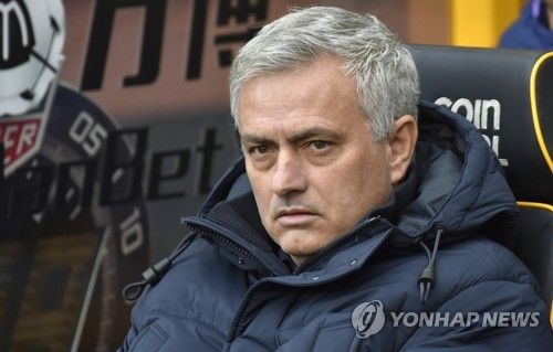 조세 무리뉴 감독이 바이에른 뮌헨 사령탑 자리에 관심을 표하며 독일어를 배우기 시작했다. 토마스 투헬 감독은 지난 11일 바이엘 레버쿠젠과의 리그 경기에서 0-3으로 완패해 입지가 불안해졌다. 만약 무리뉴 감독이 뮌헨에 온다면 과거 토트넘 홋스퍼 재임 시절부터 원했던 김민재를 지도할 수 있게 된다. 연합뉴스