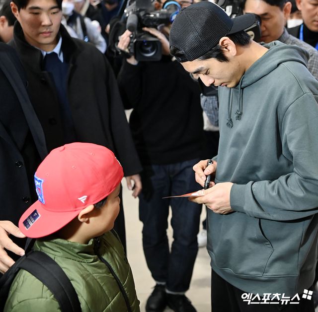 미국프로야구 메이저리그 샌프란시스코 자이언츠와 6년 총액 1억 1300만 달러에 계약을 한 이정후가 19일 오후 인천국제공항을 통해 귀국했다. 팬에게 사인해주는 이정후. 엑스포츠뉴스 DB