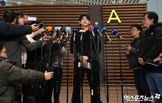 미국프로야구 메이저리그 샌프란시스코 자이언츠 이정후가 1일 오후 인천국제공항을 통해 미국으로 출국했다. 이정후가 출국장에서 취재진과 인터뷰를 나누고 있다. 엑스포츠뉴스 DB