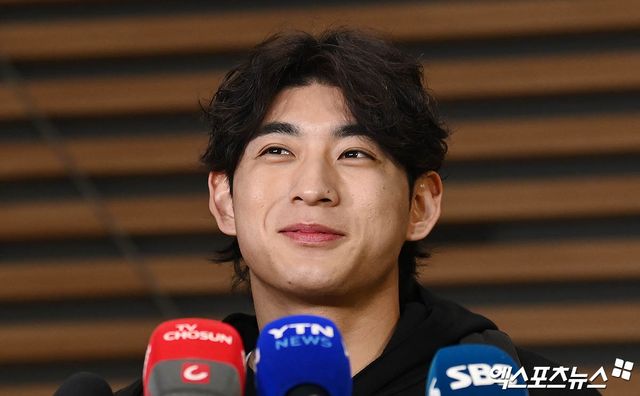 미국프로야구 메이저리그 샌프란시스코 자이언츠 이정후가 1일 오후 인천국제공항을 통해 미국으로 출국했다. 이정후가 출국장에서 취재진과 인터뷰를 나누고 있다. 엑스포츠뉴스 DB