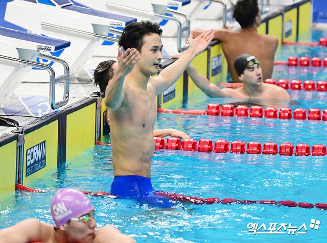백인철이 13일 카타르 도하 어스파이어돔에서 열린 2024 세계수영선수권대회 남자 접영 50m 결승에서 23초35로 들어와 8명 중 7위를 차지했다. 결승을 마친 후 백인철은 체력의 중요성을 느끼는 등 좋은 경험을 하면서 선수로서 한층 더 발전할 것을 다점했다. 사진은 지난해 항저우 아시안게임 같은 종목 결승 때 백인철이 금메달을 확정 지은 후 환호하는 장면이다 엑스포츠뉴스DB
