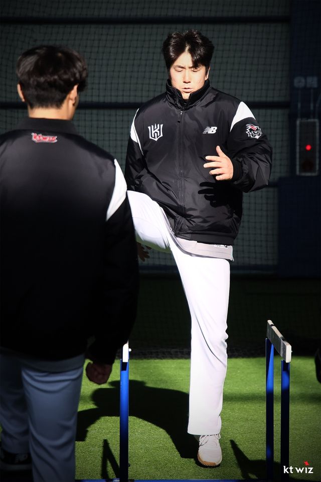 KT 위즈 우완투수 조이현이 몸무게를 14kg 감량한 뒤 스프링캠프에 합류했다. 조이현이 훈련하고 있다. KT 위즈 제공