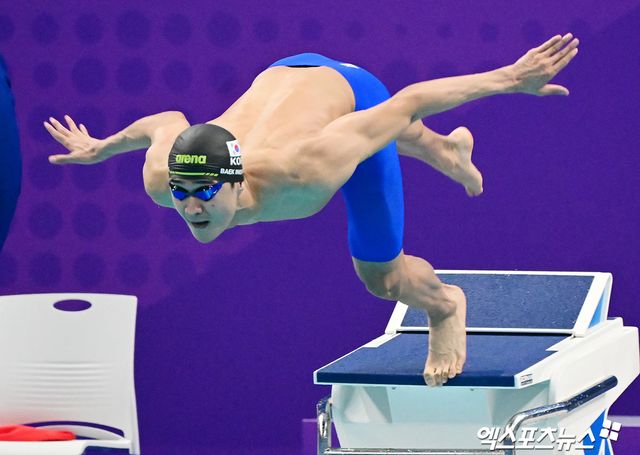 백인철이 13일 카타르 도하 어스파이어돔에서 열린 2024 세계수영선수권대회 남자 접영 50m 결승에서 23초35로 들어와 8명 중 7위를 차지했다. 결승을 마친 후 백인철은 체력의 중요성을 느끼는 등 좋은 경험을 하면서 선수로서 한층 더 발전할 것을 다점했다. 사진은 지난해 항저우 아시안게임 같은 종목 결승 때 백인철이 물에 뛰어드는 장면이다 엑스포츠뉴스DB