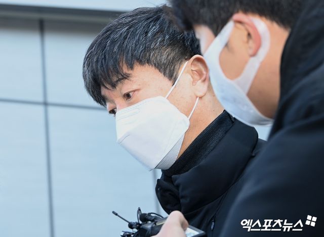 30일 오전 서울 중앙지방법원에서 배임수재 등 혐의를 받는 KIA 타이거즈 장정석 전 단장과 김종국 전 감독의 구속 전 피의자 심문이 진행됐다. 김종국 전 감독이 영장실질심사를 마치고 법원을 나서고 있다. 엑스포츠뉴스 DB