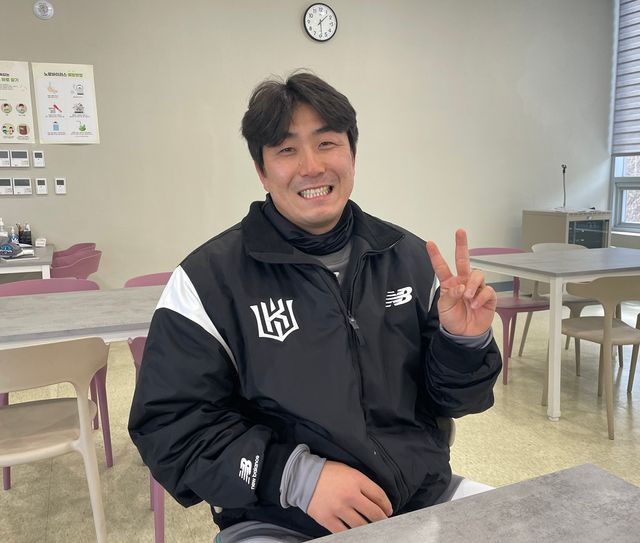 KT 위즈 우완투수 조이현이 몸무게를 14kg 감량한 뒤 스프링캠프에 합류했다. 조이현이 인터뷰를 마치고 포즈를 취하고 있다. 익산, 최원영 기자