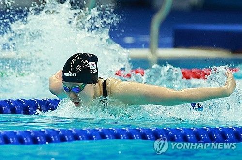 박수진은 15일 카타르 도하 어스파이어돔에서 열린 2024 세계수영선수권대회 여자 접영 200m 준결승에서 2분09초22를 기록해 16명 중 전체 7위를 하면서 결승행 티켓을 거머쥐었다. 생애 첫 세계선수권 접영 200m 결승 진출에 성공한 박수진은 오는 16일 오전 1시2분에 결승전을 가진다. 연합뉴스