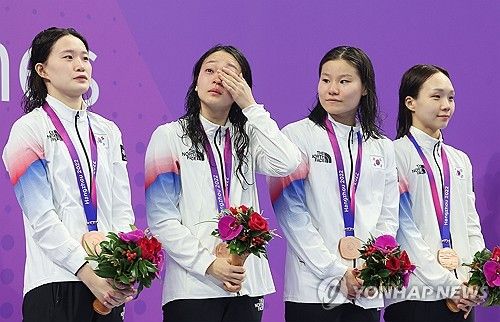 박수진은 15일 카타르 도하 어스파이어돔에서 열린 2024 세계수영선수권대회 여자 접영 200m 준결승에서 2분09초22를 기록해 16명 중 전체 7위를 하면서 결승행 티켓을 거머쥐었다. 중국 항저우 올림픽 스포츠센터 수영장에서 열린 2022 항저우 아시안게임 수영 여자 계영 800m에서 동메달을 딴 한다경, 박수진, 허연경, 김서영이 시상대 올라 기뻐하고 있다. 연합뉴스